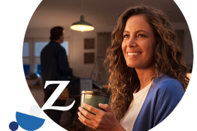 chica sonriente con una taza en la mano