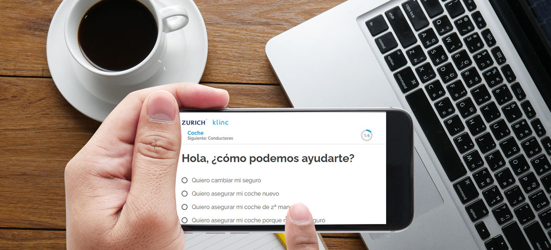 Teléfono sostenido por manos mostrando la asistencia de Zurich