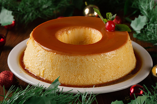 Flan sobre un plato con decoración de navidad