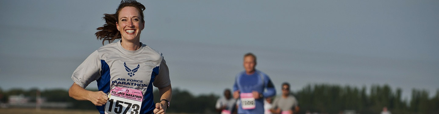 Chica sonriendo en una carrera