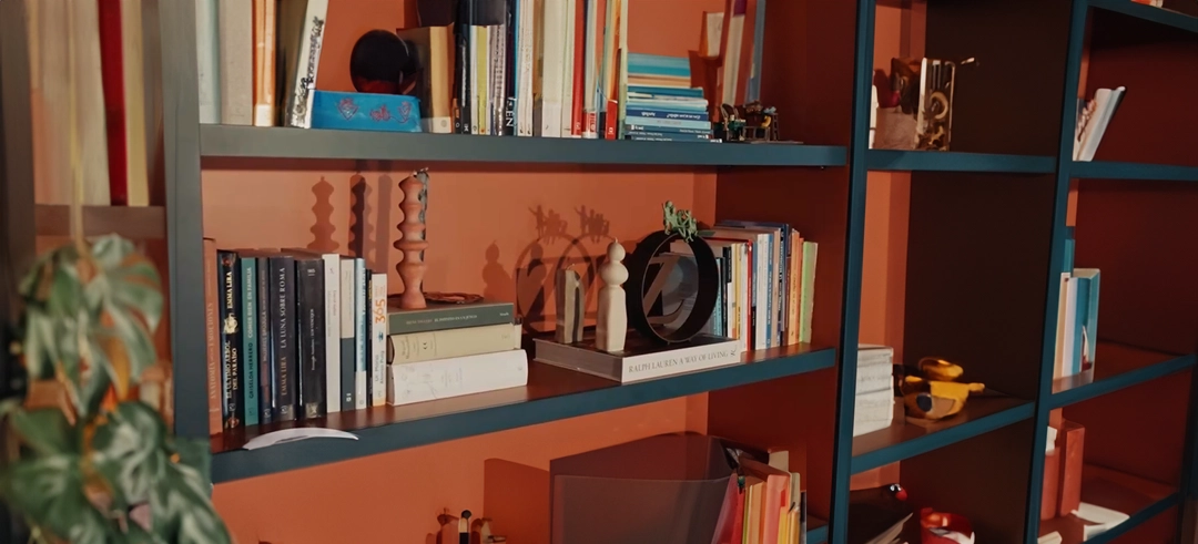 Estantería repleta de libros y adornos