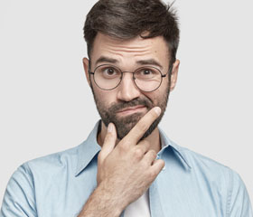 Chico joven dudando con gesto pensativo