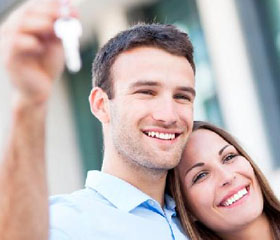 Pareja feliz sosteniendo una llave