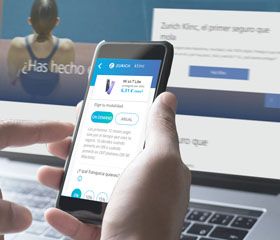 Pantalla del ordenador y del móvil mostrando la página web de Zurich